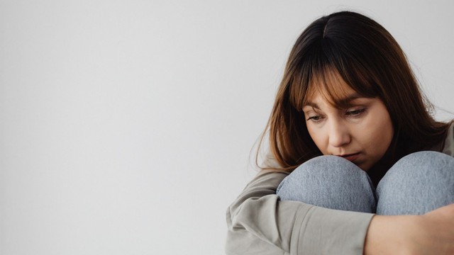 Tê liệt cảm xúc là gì? Dấu hiệu tê liệt cảm xúc và cách khắc phục
