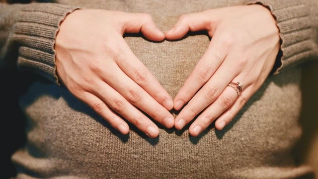 Thai IVF khác thai tự nhiên​ như thế nào? Những lưu ý về chăm sóc trong thai kỳ