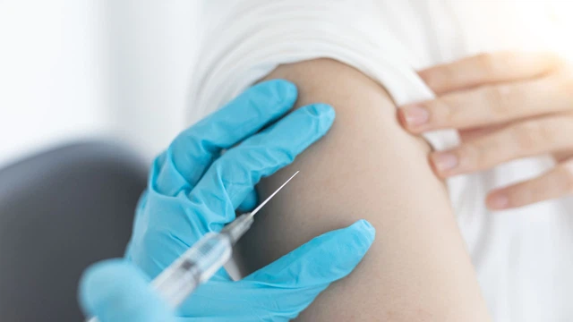 Tiêm HPV bao lâu thì được quan hệ? Tại sao nên quan hệ tình dục an toàn sau khi tiêm HPV?