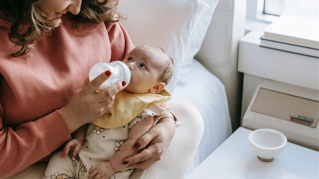 Trẻ 20 ngày tuổi uống bao nhiêu ml sữa? Cách nhận biết trẻ uống đủ sữa