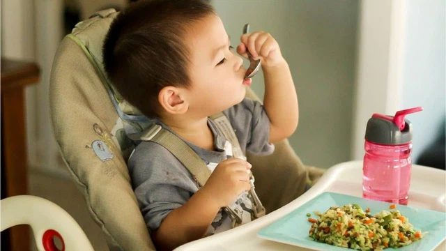 Trẻ ăn cơm sớm có bị đau dạ dày không? Đâu là thời điểm hợp lý?