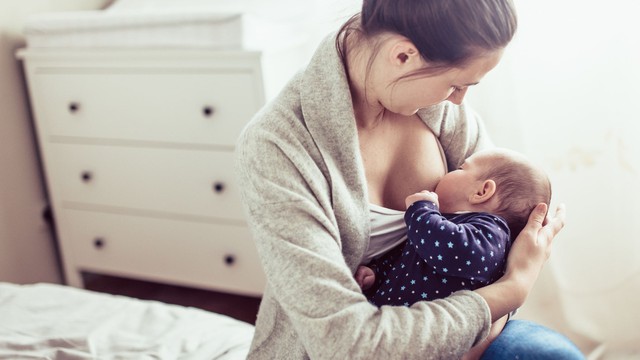 Trẻ bú sữa mẹ có cần tiêm vắc xin không?