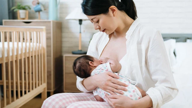 Trẻ chỉ bú khi ngủ phải làm sao? Tìm hiểu nguyên nhân và cách xử lý