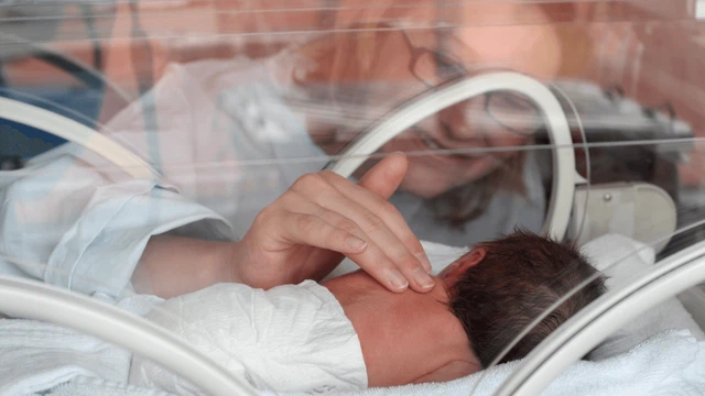 Trẻ sinh non 26 tuần có nuôi được không?
