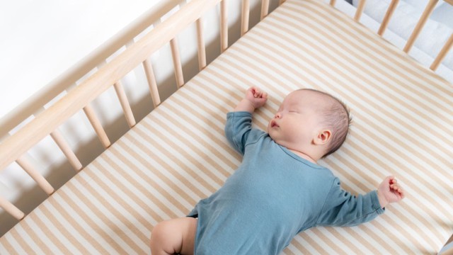Trẻ sơ sinh ngủ 4 - 5 tiếng không bú có sao không?