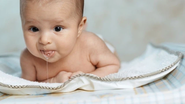 Trẻ sơ sinh trớ ra nước trong có sao không? Có cần đi khám không?
