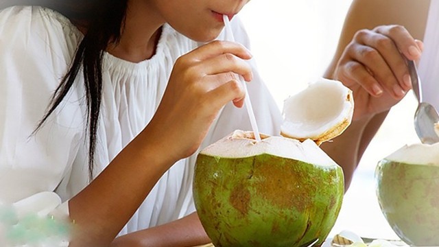bai-viet/uong-nuoc-dua-co-trang-da-khong.html