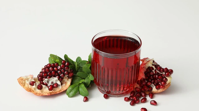 bai-viet/uong-nuoc-ep-luu-co-dep-da-khong-kham-pha-bi-quyet-tu-thien-nhien.html