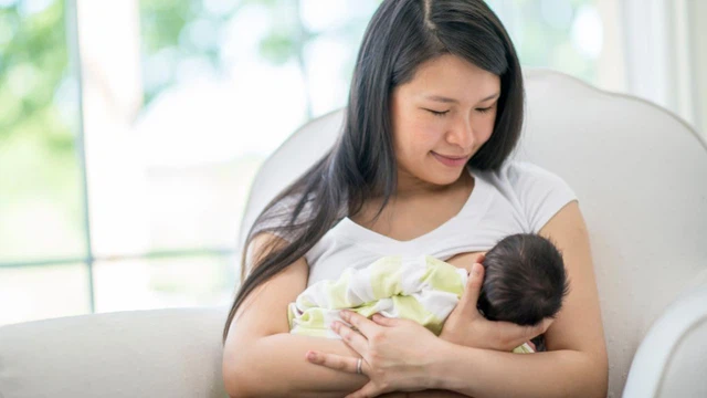 Vắt sữa bằng tay và những điều mẹ bỉm cần biết