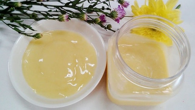 bai-viet/huong-dan-cac-cach-phan-biet-sua-ong-chua-that-gia.html