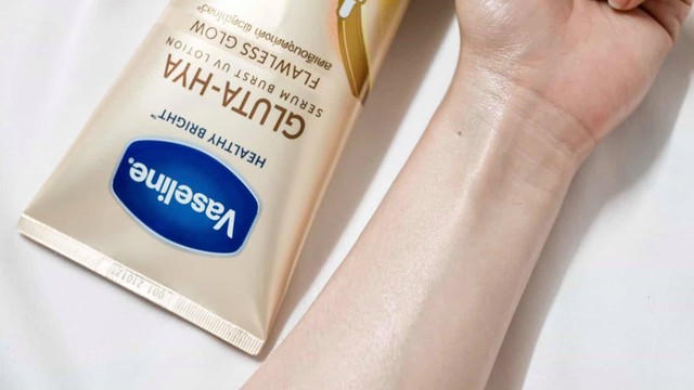 bai-viet/huong-dan-cach-dung-sua-duong-the-vaseline-gluta-hya-mau-vang-72545.html