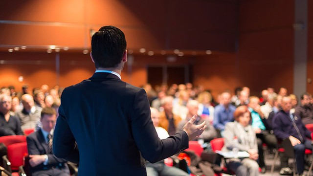 bai-viet/huong-dan-cach-khac-phuc-tinh-trang-run-ray-khi-dung-truoc-dam-dong.html