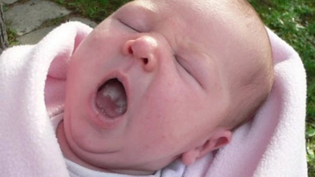 bai-viet/mach-me-cach-lam-sach-luoi-bi-trang-cho-tre-so-sinh-an-toan-va-hieu-qua.html