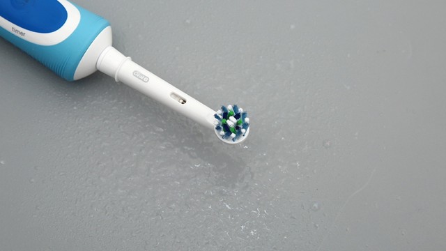 bai-viet/huong-dan-cach-su-dung-ban-chai-dien-oral-b-vitality-ultrathin-d12-513-chi-tiet.html