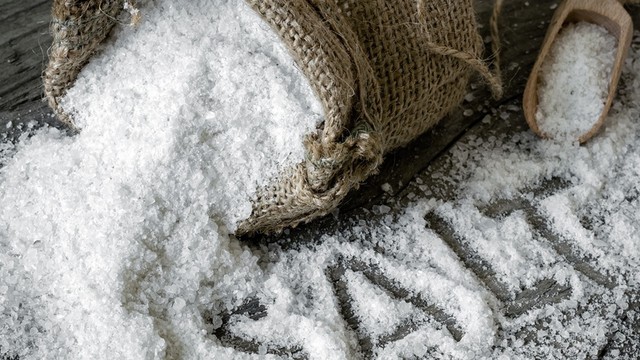 bai-viet/huong-dan-cach-tri-bong-mat-bang-muoi-don-gian-hieu-qua-61534.html