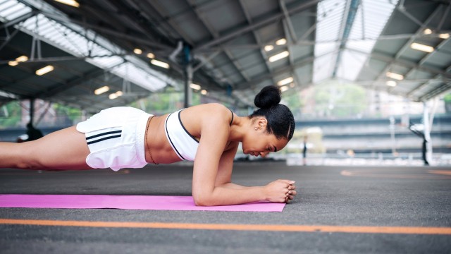 bai-viet/huong-dan-dong-tac-plank-xoay-hong-giup-eo-thon-gon-than-toc-62312.html