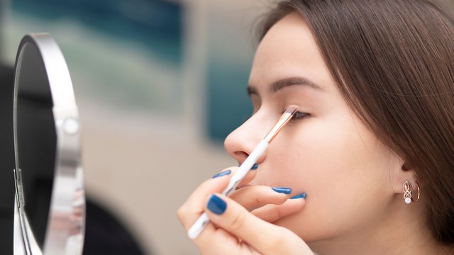 bai-viet/huong-dan-nang-cach-trang-diem-mua-dong-khong-bi-moc-kho-ne.html