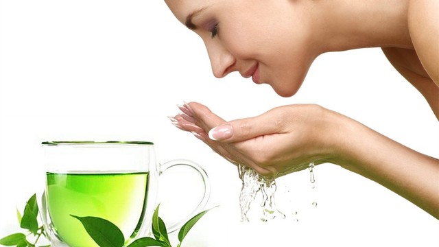 bai-viet/huong-dan-rua-mat-bang-nuoc-che-xanh-sang-da-ngua-mun-70037.html