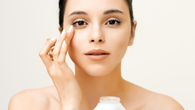 bai-viet/huong-dan-thoa-kem-duong-mat-dung-cach.html