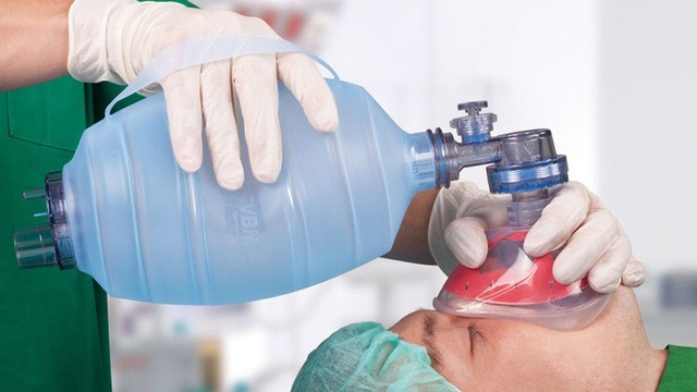 bai-viet/huong-dan-thuc-hien-ky-thuat-bop-bong-ambu-qua-mat-na-dung-cach.html