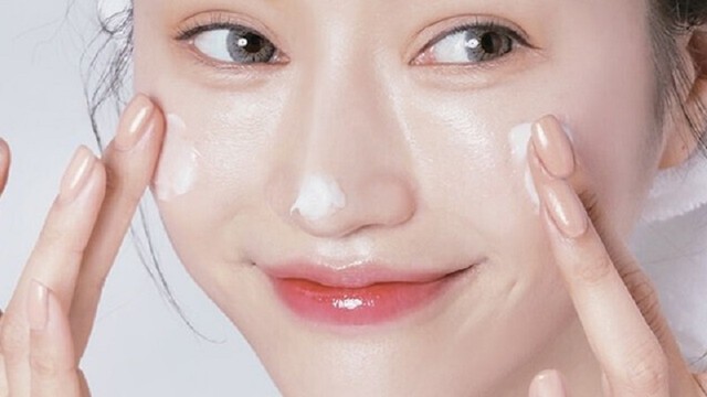 bai-viet/top-4-kem-duong-trang-da-mat-cho-da-ngam-den-chat-luong-nhat-2023.html