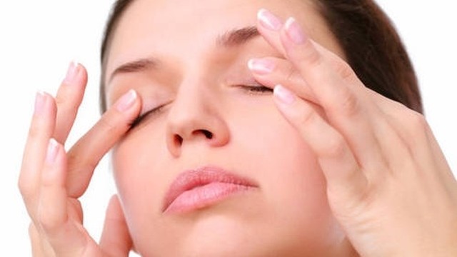 bai-viet/kham-pha-ngay-nhung-cach-mat-xa-giam-bong-mat-tai-nha-50809.html