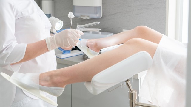 Khám phụ khoa có đau không? Những xét nghiệm có thể gây khó chịu khi khám phụ khoa