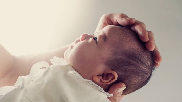 bai-viet/cac-dau-hieu-bat-thuong-khi-kham-thop-tre-so-sinh.html