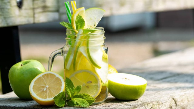 bai-viet/khi-bi-say-nang-nen-uong-gi-de-ha-nhiet-58292.html