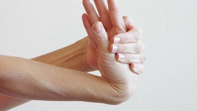 bai-viet/khi-bi-trat-khop-co-tay-can-lam-gi-ngay-va-cach-chua-trat-khop-co-tay-60310.html