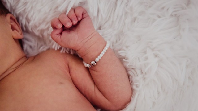 bai-viet/khi-nao-nen-deo-vong-bac-cho-tre-so-sinh-nhung-luu-y-khi-deo-trang-suc-bac-cho-tre.html