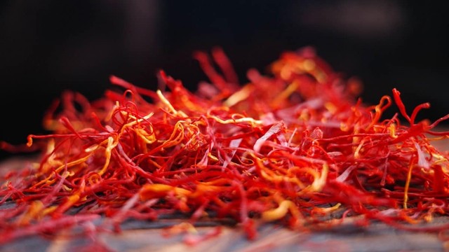 bai-viet/cach-phan-biet-nhuy-hoa-nghe-tay-that-va-gia-luu-y-khi-mua-61675.html