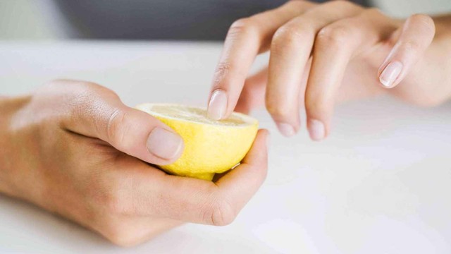 bai-viet/lam-trang-mong-tay-bi-vang-voi-nhung-nguyen-lieu-de-tim-69123.html