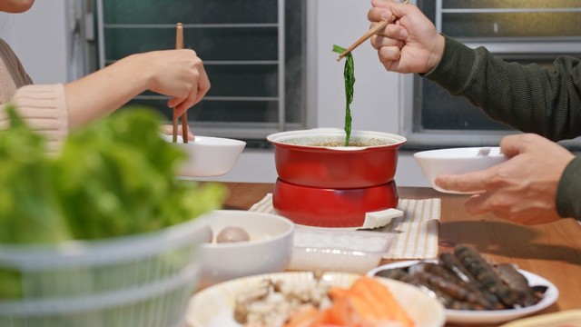 Lẩu hải sản ăn rau gì vừa hợp vị vừa an toàn cho sức khỏe?