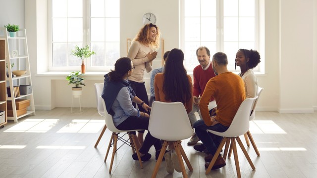 bai-viet/tim-hieu-ve-lieu-phap-nhom-trong-tri-lieu-tam-ly.html