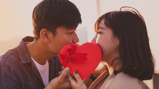 bai-viet/love-bombing-la-gi-dau-hieu-nhan-biet-va-tac-hai-cua-love-bombing.html