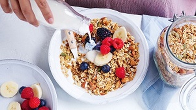 bai-viet/mach-ban-cach-an-granola-voi-sua-tuoi-giam-can-de-dang-va-hieu-qua-68617.html