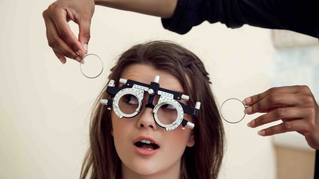 bai-viet/mat-bi-can-0-5-do-co-nen-deo-kinh-hay-khong.html