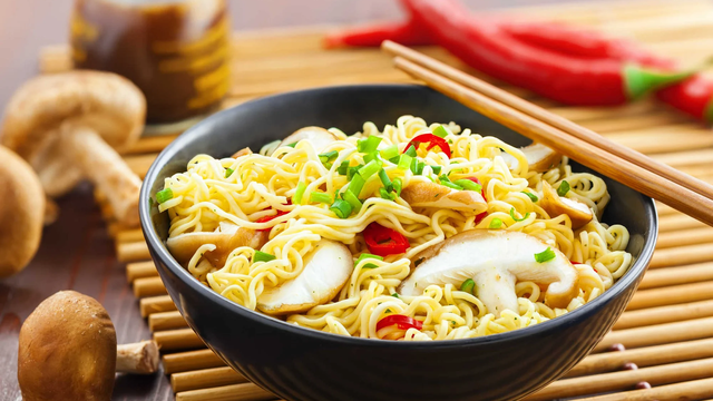 bai-viet/mi-tom-an-chay-duoc-khong-che-do-dinh-duong-cho-nguoi-an-chay.html