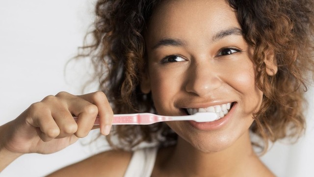 bai-viet/nen-danh-rang-truoc-hay-sau-khi-an-sang-de-dat-hieu-qua-toi-uu-nhat.html