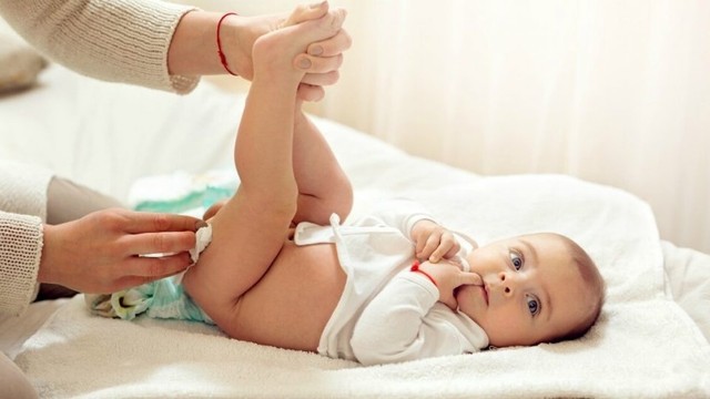 bai-viet/nen-dung-ta-dan-hay-ta-quan-cho-tre-so-sinh.html