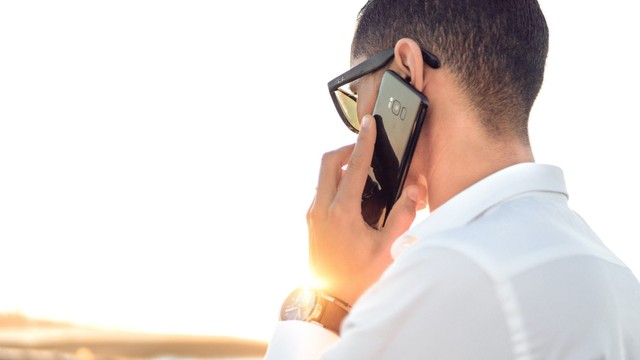 bai-viet/nen-nghe-dien-thoai-bang-tai-nao-de-khong-anh-huong-den-suc-khoe-71868.html