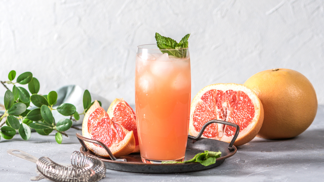 Nên uống nước ép bưởi hay ăn bưởi nguyên múi tốt hơn?