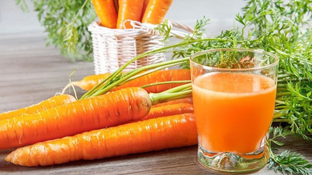 bai-viet/giai-dap-thac-mac-nen-uong-nuoc-ep-ca-rot-song-hay-chin.html