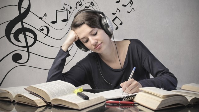 bai-viet/nghe-nhac-trong-khi-hoc-loi-va-hai-nhu-the-nao-66627.html