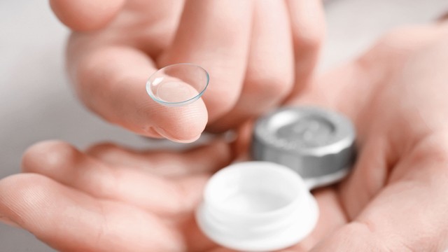 bai-viet/nguoi-can-4-do-co-deo-kinh-ap-trong-duoc-khong.html