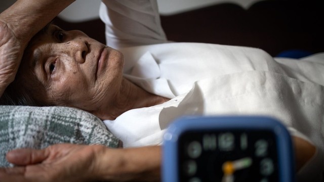 bai-viet/nguoi-gia-mat-ngu-nen-uong-gi-cac-bien-phap-chua-kho-ngu-nguoi-lon-tuoi-nen-biet.html