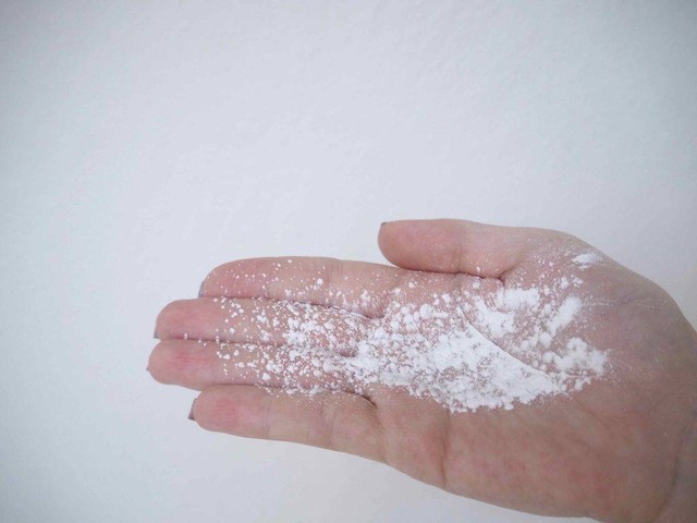 bai-viet/nguoi-lon-co-dung-phan-rom-em-be-duoc-khong-44081.html