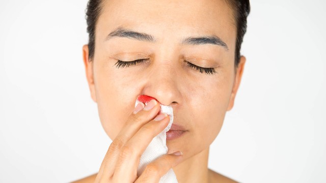 bai-viet/nguyen-nhan-gay-tinh-trang-chay-mau-cam-la-gi.html