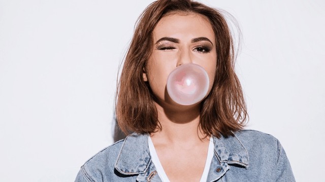 bai-viet/nhai-keo-cao-su-hang-ngay-co-tot-khong-loi-va-hai-the-nao-61408.html